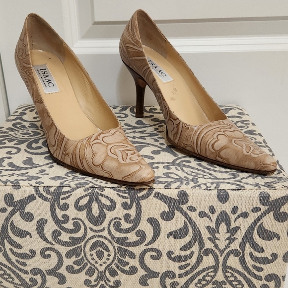 Isaac Mizrahi Shoes - Vintage Isaac Mizrahi Tan Women's Pumps